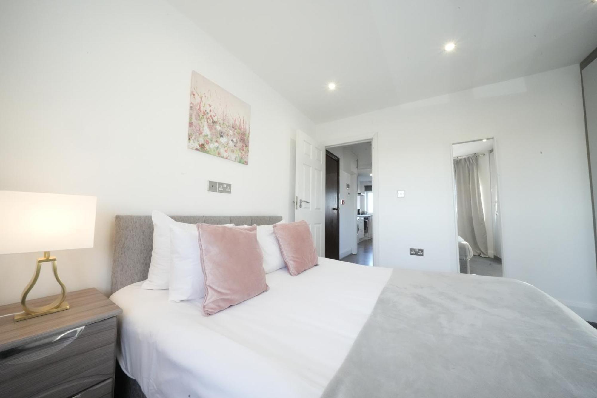 Hatton Heathrow Airport- Free Parking-free Underground To And From Heathrow Airport Hatton Cross Picture-see Fast Hatton Cross To 30min Appartement