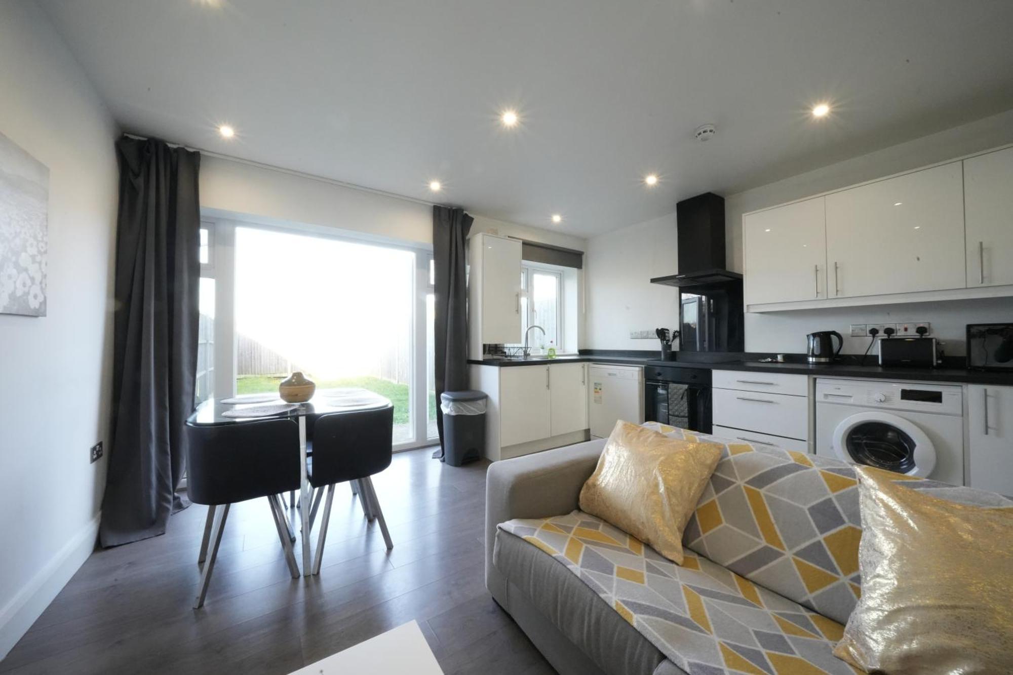 Hatton Heathrow Airport- Free Parking-free Underground To And From Heathrow Airport Hatton Cross Picture-see Fast Hatton Cross To 30min Appartement *