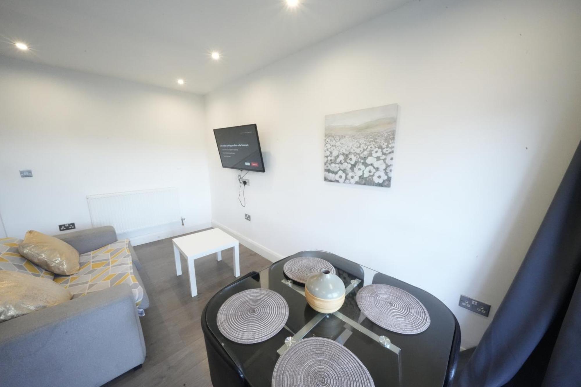 Hatton Heathrow Airport- Free Parking-free Underground To And From Heathrow Airport Hatton Cross Picture-see Fast Hatton Cross To 30min Appartement