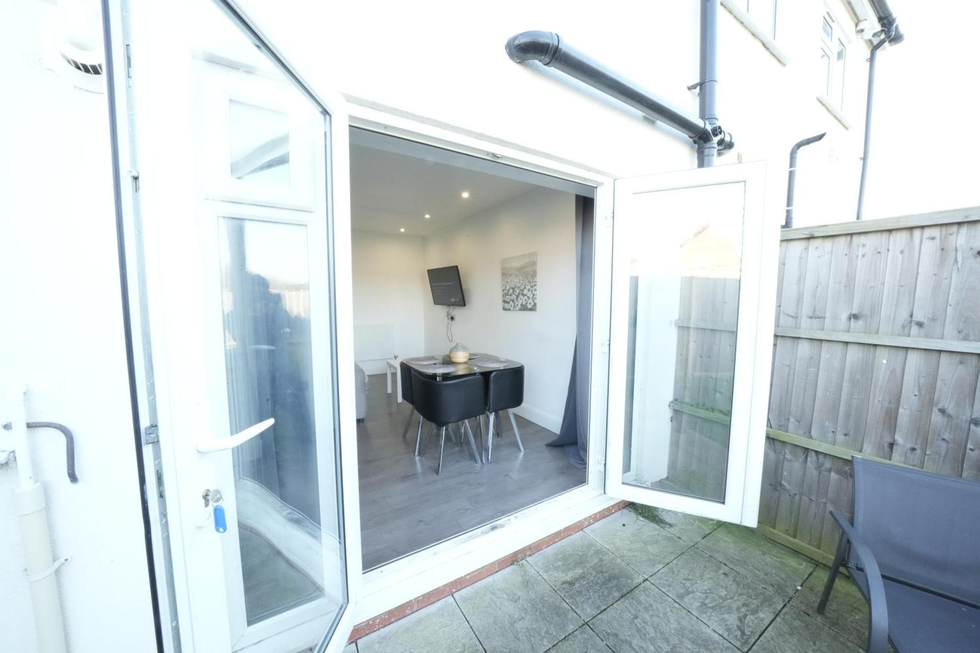 Hatton Heathrow Airport- Free Parking-free Underground To And From Heathrow Airport Hatton Cross Picture-see Fast Hatton Cross To 30min Appartement *