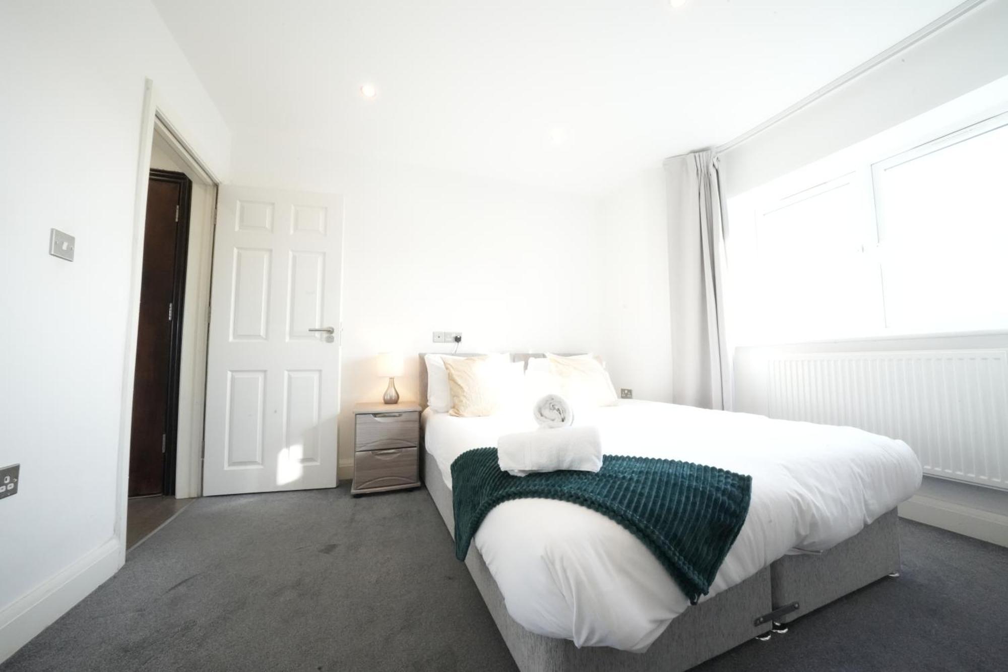 Hatton Heathrow Airport- Free Parking-free Underground To And From Heathrow Airport Hatton Cross Picture-see Fast Hatton Cross To 30min Appartement