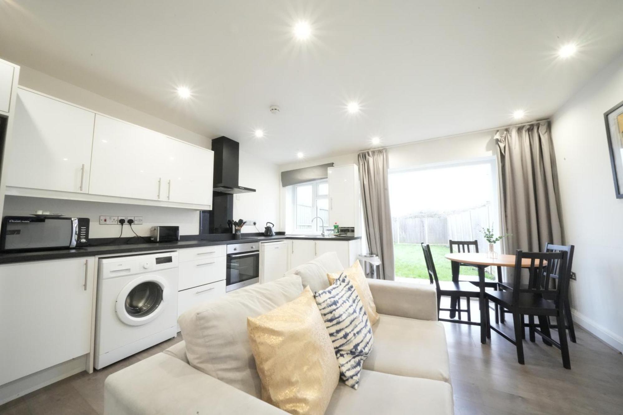 Hatton Heathrow Airport- Free Parking-free Underground To And From Heathrow Airport Hatton Cross Picture-see Fast Hatton Cross To 30min Appartement *